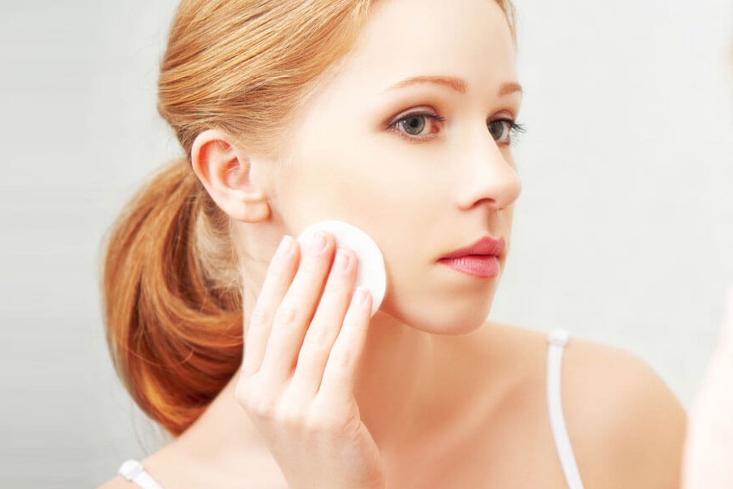 se-demaquiller-un geste-indispensable-de-la-routine-beaute-sauvonsnotrepeau.fr
